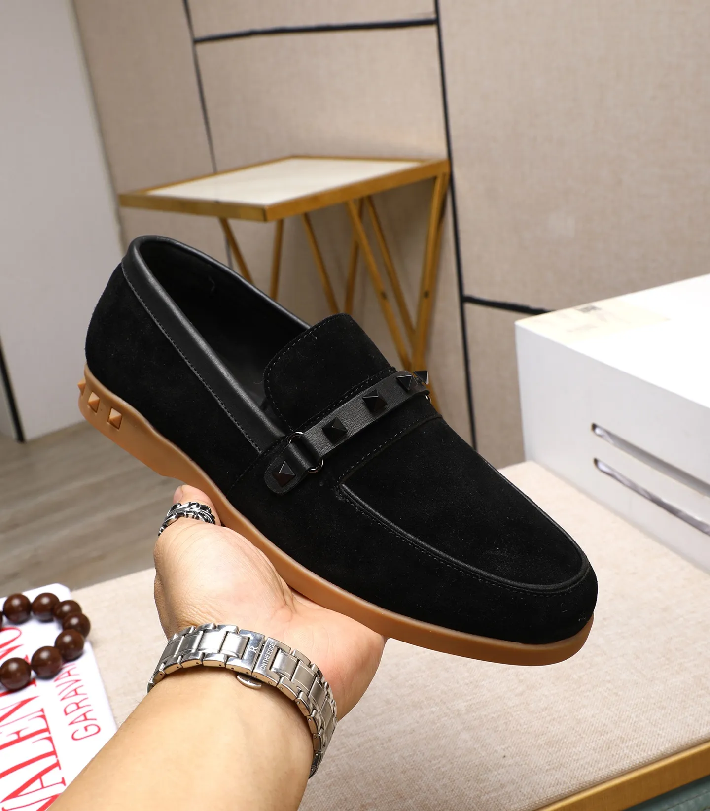 Men's shoes 💰520 [Valentino-Valentino] High-quality boutique men's shoes. The same style as the celebrities, original and authentic.✅ Made of imported cowhide + original apricot cowhide lining. The French luxury model is priced at 14,080 Swiss francs. It is also a Paris Fashion Week catwalk model. A brand can be deeply rooted in your heart, and a pair of shoes can make you linger. What you wear is not only noble, but also an aura. 👻Standard 38-45